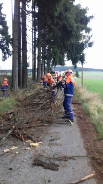 Neue Führung und Berufsfeuerwehrtag der Jugendfeuerwehr_IMG-20171103-WA0015.jpg